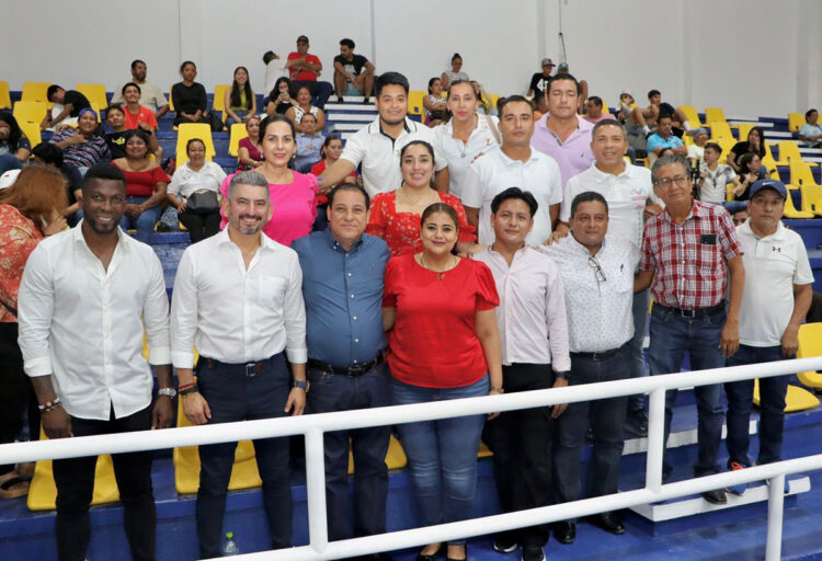 Director del Instituto del Deporte corta listón inaugural del Auditorio Municipal de Huixtla