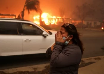 Los Vientos de Santa Ana: Un Fenómeno Climático que Alimenta los Incendios Forestales en California