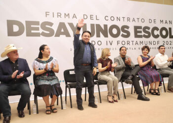 Moreno Guillén presente en la firma de contrato de mandato de desayunos escolares