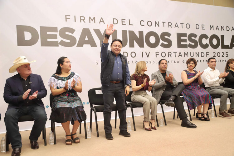 Moreno Guillén presente en la firma de contrato de mandato de desayunos escolares