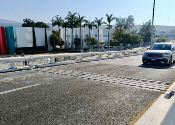 Seinfra supervisa trabajos de mantenimiento en el paso a desnivel vehicular Torre Chiapas