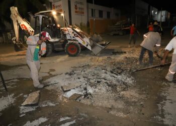 Impulsa Ayuntamiento de Tuxtla bacheo nocturno en el fraccionamiento Las Torres