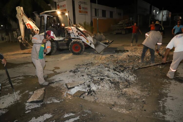 Impulsa Ayuntamiento de Tuxtla bacheo nocturno en el fraccionamiento Las Torres