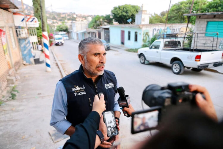 Anuncia Ángel Torres más calles en colonias de Tuxtla