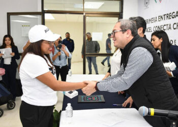 Entregan celulares a jóvenes de la UNACH que forman parte del Programa de Alfabetización ‘Chiapas Puede’