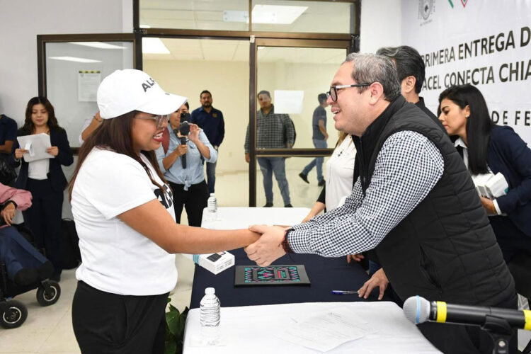 Entregan celulares a jóvenes de la UNACH que forman parte del Programa de Alfabetización ‘Chiapas Puede’