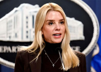 Gobierno de Trump demanda a Nueva York por ‘priorizar’ a los migrantes ilegales