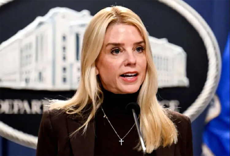 Gobierno de Trump demanda a Nueva York por ‘priorizar’ a los migrantes ilegales