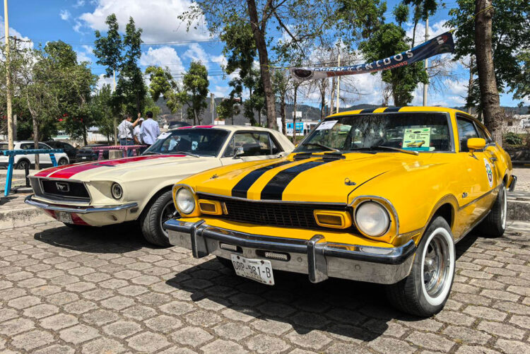 Con exhibición y causa benéfica, conmemoran Día del Auto Antiguo