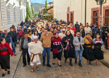 Fabiola Ricci Recibe el Bastón de Mando de 106 comunidades de San Cristóbal