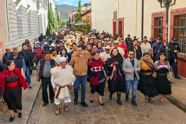 Fabiola Ricci Recibe el Bastón de Mando de 106 comunidades de San Cristóbal