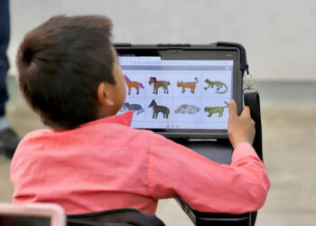 Niñas y niños tseltales acceden a herramientas tecnológicas