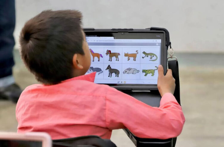 Niñas y niños tseltales acceden a herramientas tecnológicas
