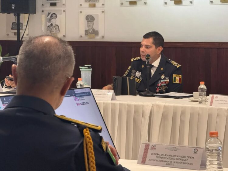 Secretario de SSP asiste a la mesa de seguridad en la Base Aérea Militar