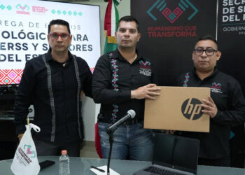 Secretario de seguridad entrega equipos de tecnología