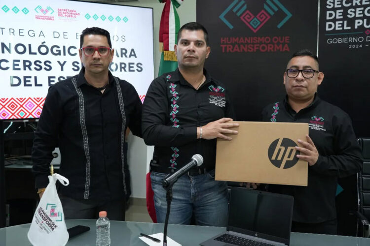Secretario de seguridad entrega equipos de tecnología