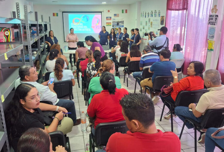 Docentes del Ejido 20 de Noviembre participan en Taller de Autismo y Equinoterapia
