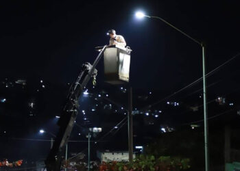 Iluminamos toda la colonia Democrática: Ángel Torres