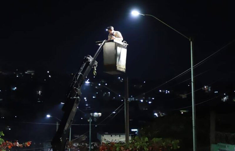 Iluminamos toda la colonia Democrática: Ángel Torres