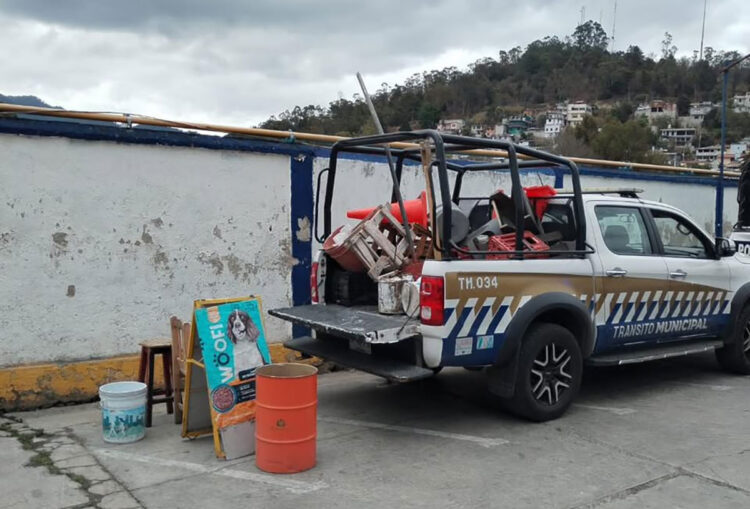 Retiran objetos utilizados para apartar espacios en calles del mercado Castillo Tielemans