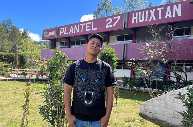 Egresado del CECyT 27 Huixtán realiza estancia académica en Eslovaquia