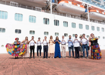 Puerto Chiapas da la bienvenida a más de 2 mil 700 turistas internacionales del crucero Coral Princess
