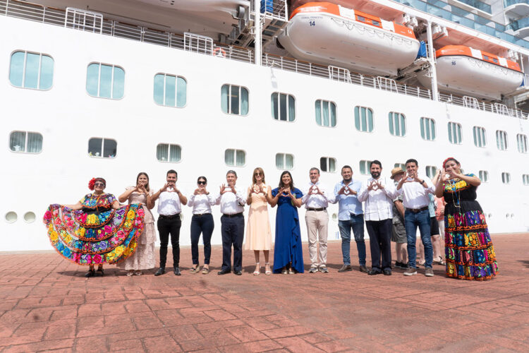Puerto Chiapas da la bienvenida a más de 2 mil 700 turistas internacionales del crucero Coral Princess