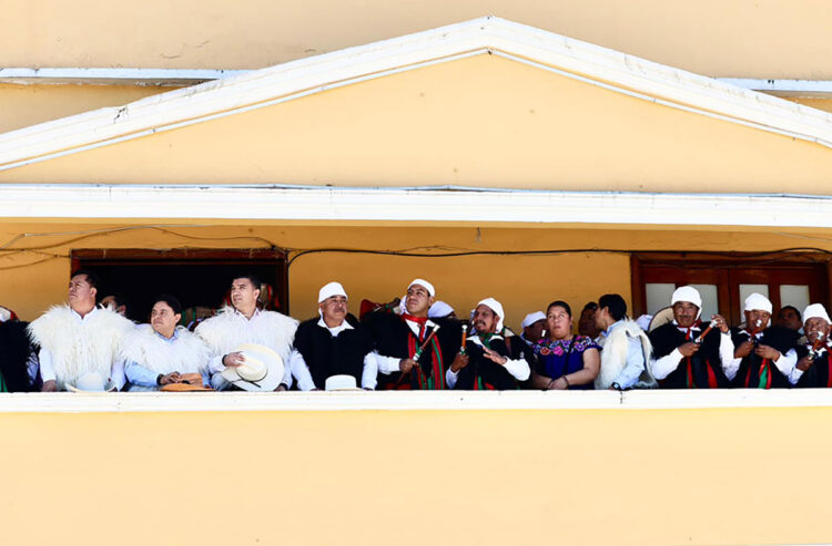 Junto al pueblo de Chamula, Eduardo Ramírez disfruta el carnaval K’in Tajimoltik