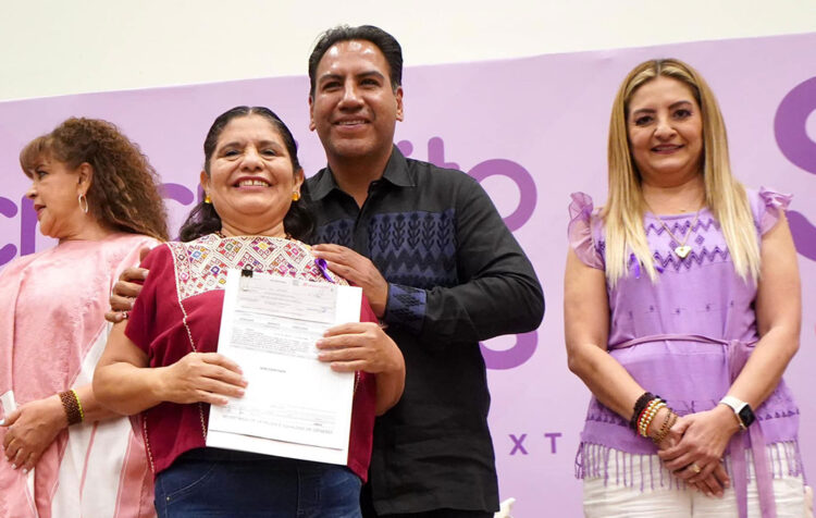Eduardo Ramírez impulsa autonomía económica de mujeres con entrega de microcréditos