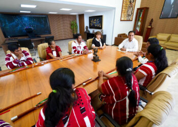 Se reúne Eduardo Ramírez con integrantes del Cabildo de Oxchuc