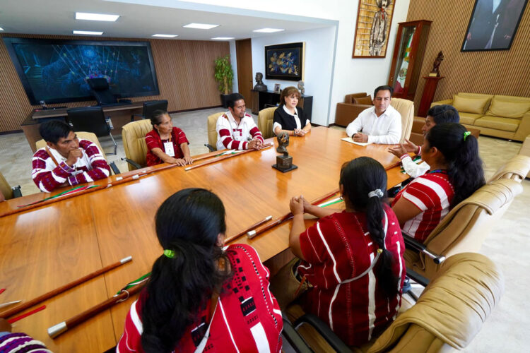 Se reúne Eduardo Ramírez con integrantes del Cabildo de Oxchuc