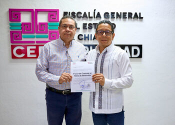 Jorge Llaven entrega nombramiento al nuevo fiscal de Combate a Robo de Vehículos