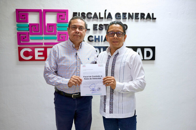 Jorge Llaven entrega nombramiento al nuevo fiscal de Combate a Robo de Vehículos