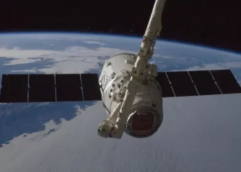 La NASA retrasa misión para rescatar a dos astronautas varados en la EEI