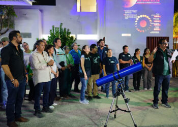 Familias chiapanecas disfrutaron de la ‘Luna de Sangre’ en el Planetario Tuxtla
