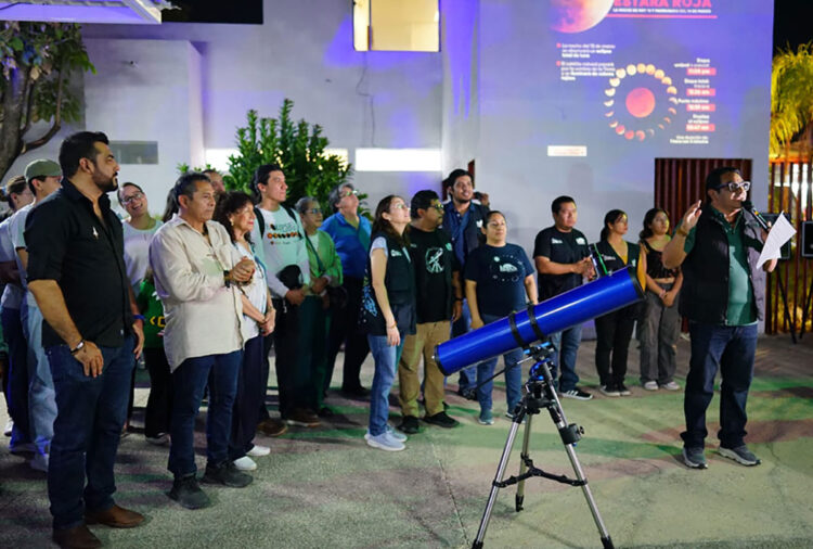 Familias chiapanecas disfrutaron de la ‘Luna de Sangre’ en el Planetario Tuxtla