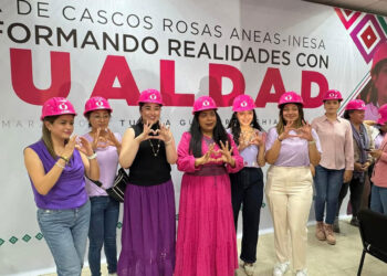 Personal del Sapam participa en la entrega de Cascos Rosas ANEAS-INESA