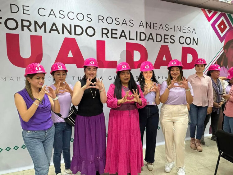 Personal del Sapam participa en la entrega de Cascos Rosas ANEAS-INESA