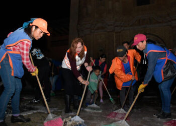 Limpian la fachada de Santo Domingo en San Cristóbal
