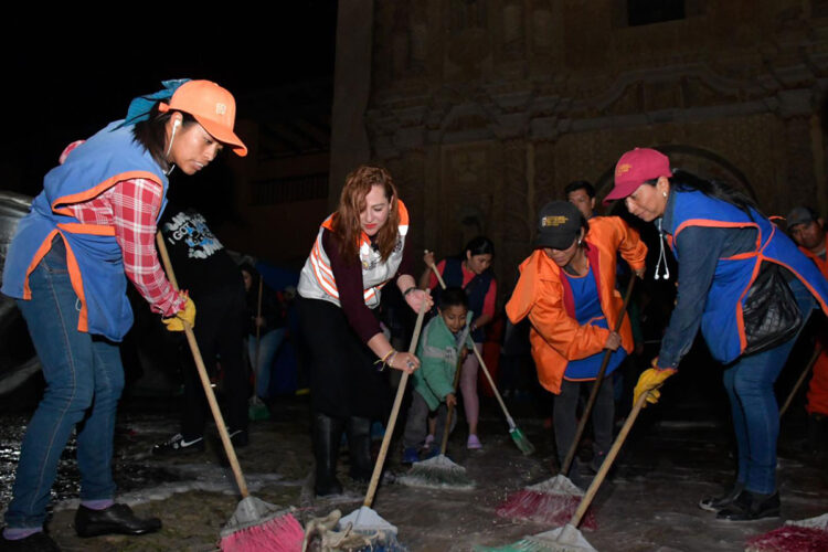Limpian la fachada de Santo Domingo en San Cristóbal