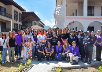Rinden homenaje a la Mujer Universal con un espacio público y escultura conmemorativa