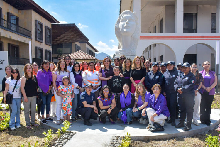 Rinden homenaje a la Mujer Universal con un espacio público y escultura conmemorativa
