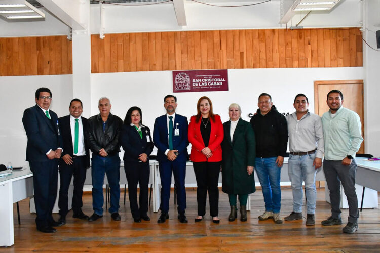 Fabiola Ricci se reúne con personal de CFE