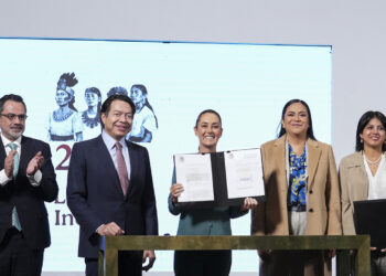 Claudia Sheinbaum firma decreto para publicar en el DOF reformas a los artículos 4 y 27 en defensa del maíz mexicano