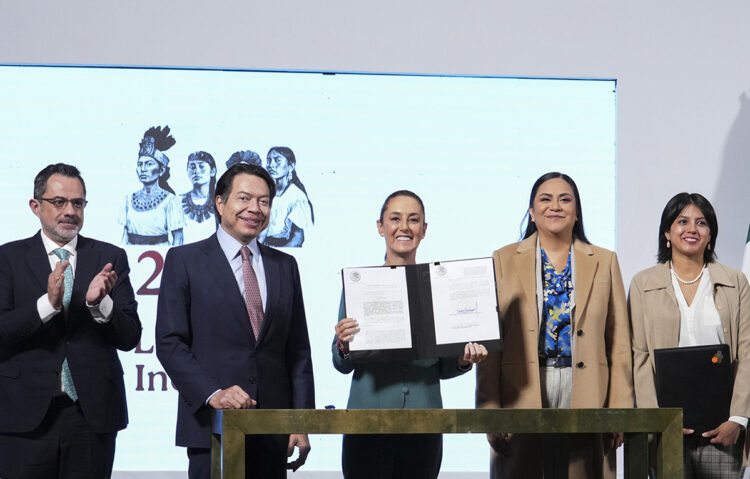 Claudia Sheinbaum firma decreto para publicar en el DOF reformas a los artículos 4 y 27 en defensa del maíz mexicano