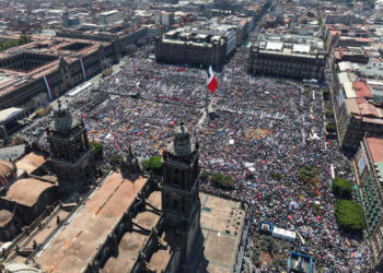 Claudia Sheinbaum se reúne con 350 mil mexicanos en el emblemático Zócalo