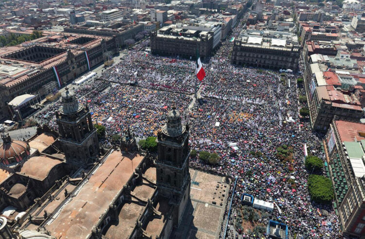 Claudia Sheinbaum se reúne con 350 mil mexicanos en el emblemático Zócalo