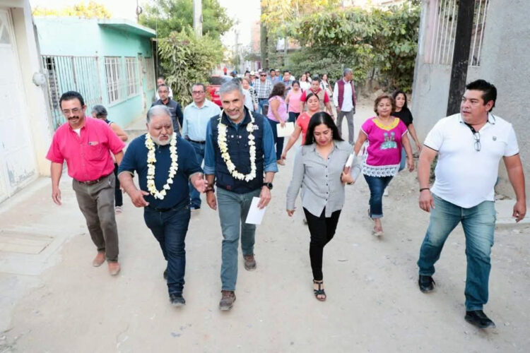 Continuamos pavimentando calles en colonias de Tuxtla: Ángel Torres