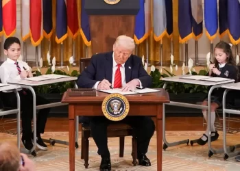 Trump firma orden ejecutiva para eliminar el Departamento de Educación