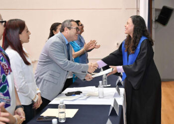 Encabeza el rector Oswaldo Chacón la ceremonia de graduación de estudiantes de la Facultad de Lenguas